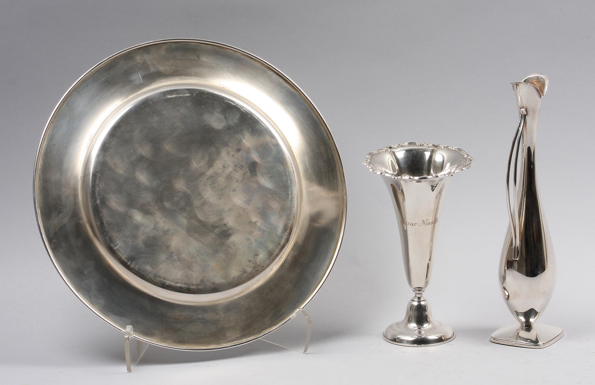 VASER SAMT TALLRIK, 3 st, silver, bla CG Hallberg, 1900-talets mitt.