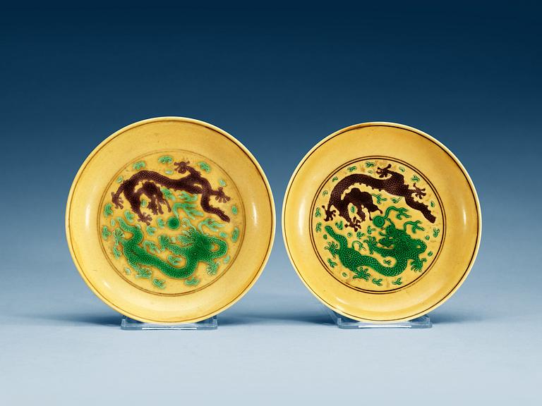 FAT, två stycken, porslin. Qing dynastin, med Jiaqings sigillmärke (1796-1820).