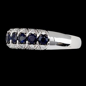 RING, 14K vitguld, blå safirer och diamanter 0.25 ct.