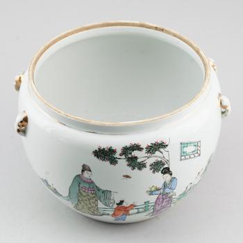 TERRIN med lock, porslin, Kina, 1900-talets första hälft.