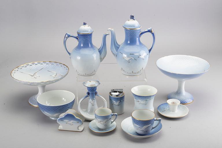 A Måsen coffee and tea service ca 145 pcs Bing & gröndahl Denmark 19th/20th century.