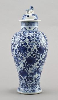 URNA och LOCK, porslin, Kina, Kanxi, 1700-tal samt 1800-tal.