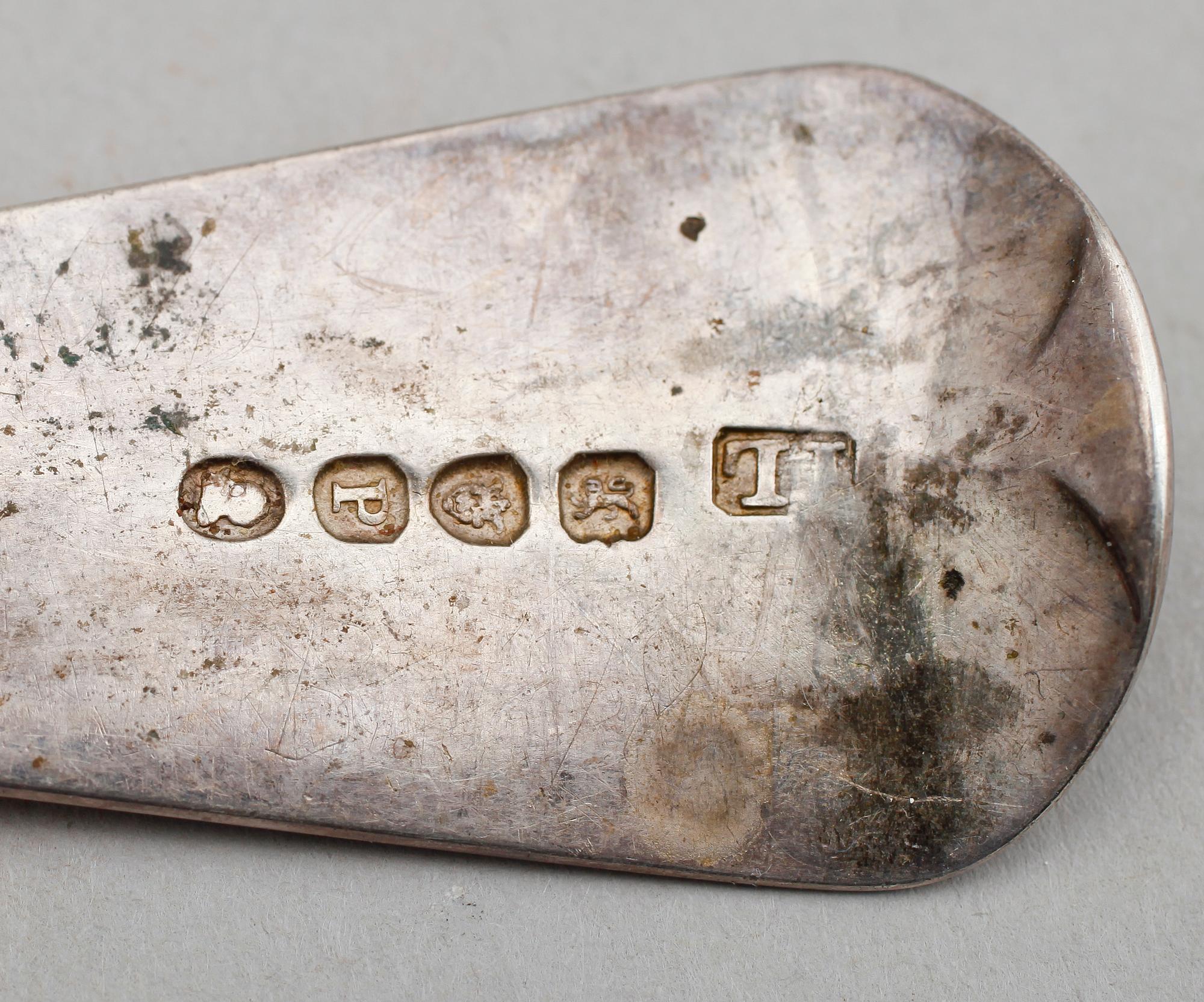 RAGUSKED, silver, London 1810 samt MATSKED, Edinburgh 1831. Vikt ca 170 g.