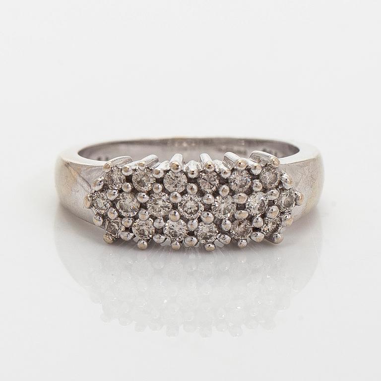 Ring, briljantslipade diamanter, 18K vitguld, England.