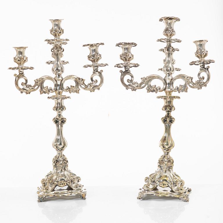 Kandelabrar, ett par, Rokokostil, nysilver, 1900-tal.