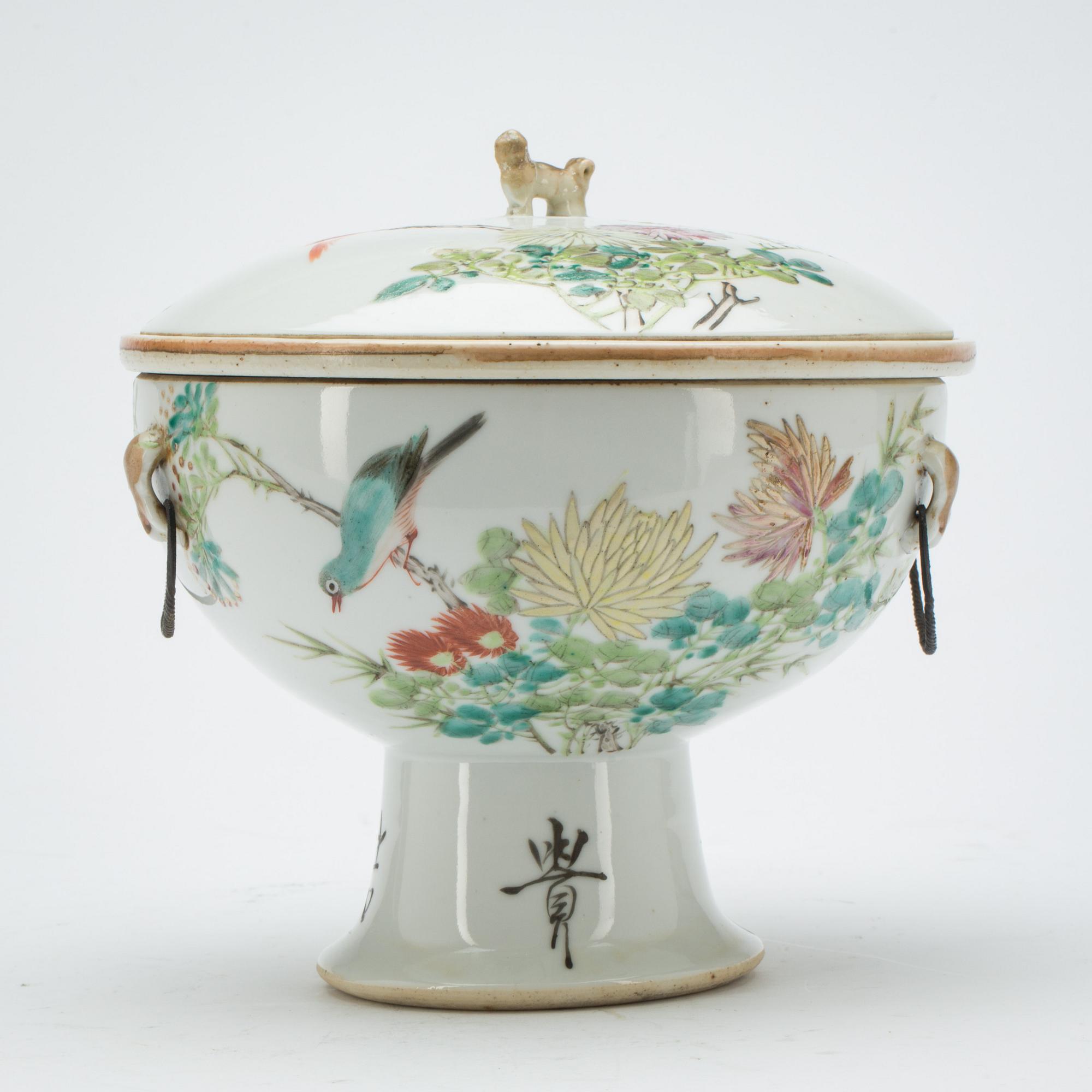 SKÅL PÅ FOT, porslin. Kina, sekelskiftet 1800/1900.