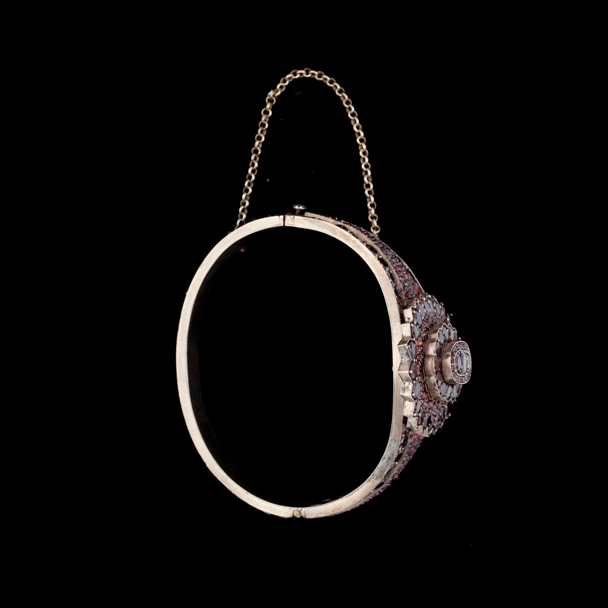 ARMBAND samt BROSCH / HÄNGE, granater, 1800-talets slut.