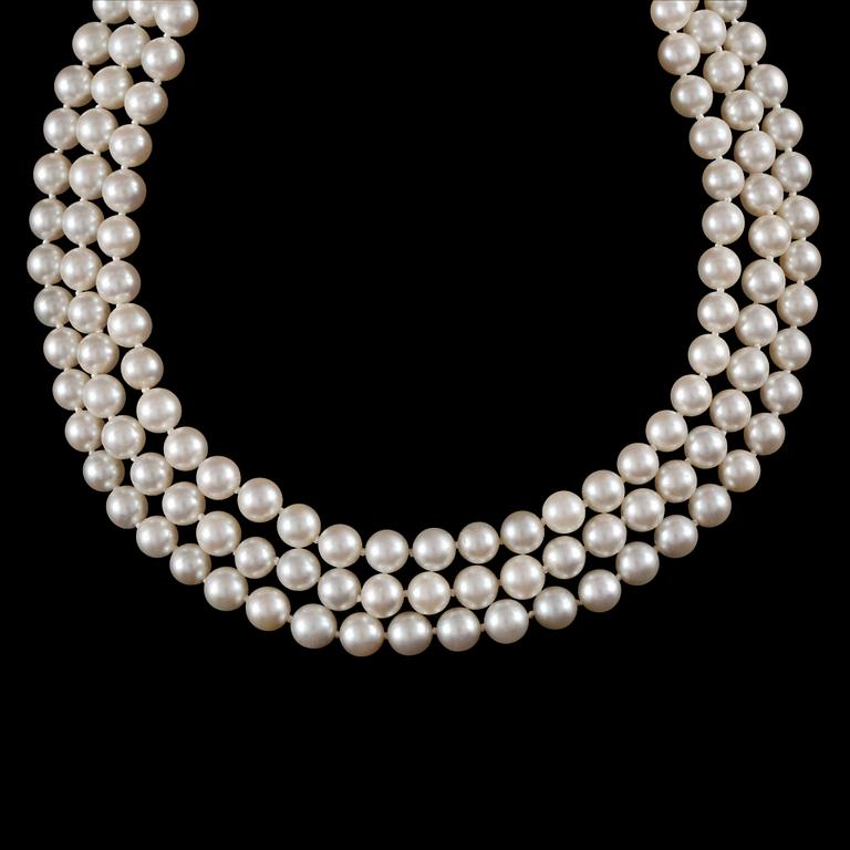 COLLIER, 3-rader med odlade saltvattenspärlor, lås med akvamarin ca 13.80 ct samt briljantslipade diamanter.