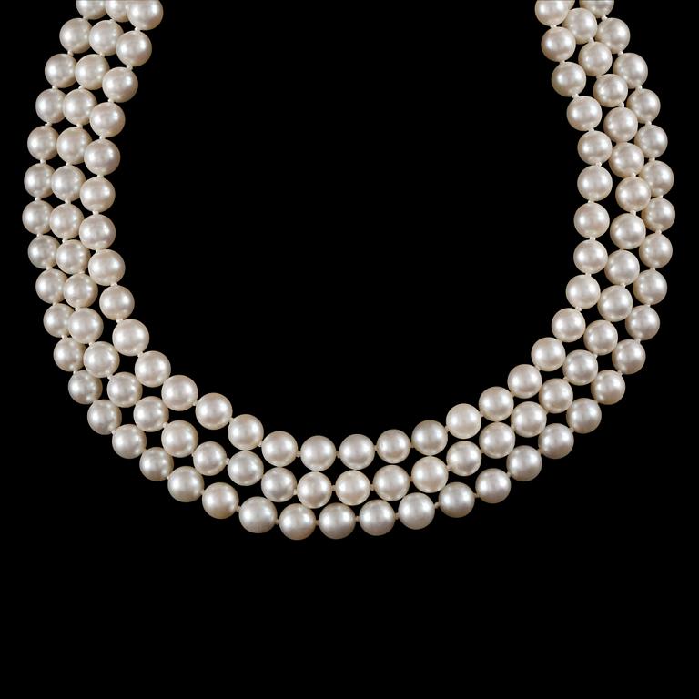 A 3-strand cultured pearl necklace. Clasp with a 13.80 cts aquamarine and briliant-cut diamonds.