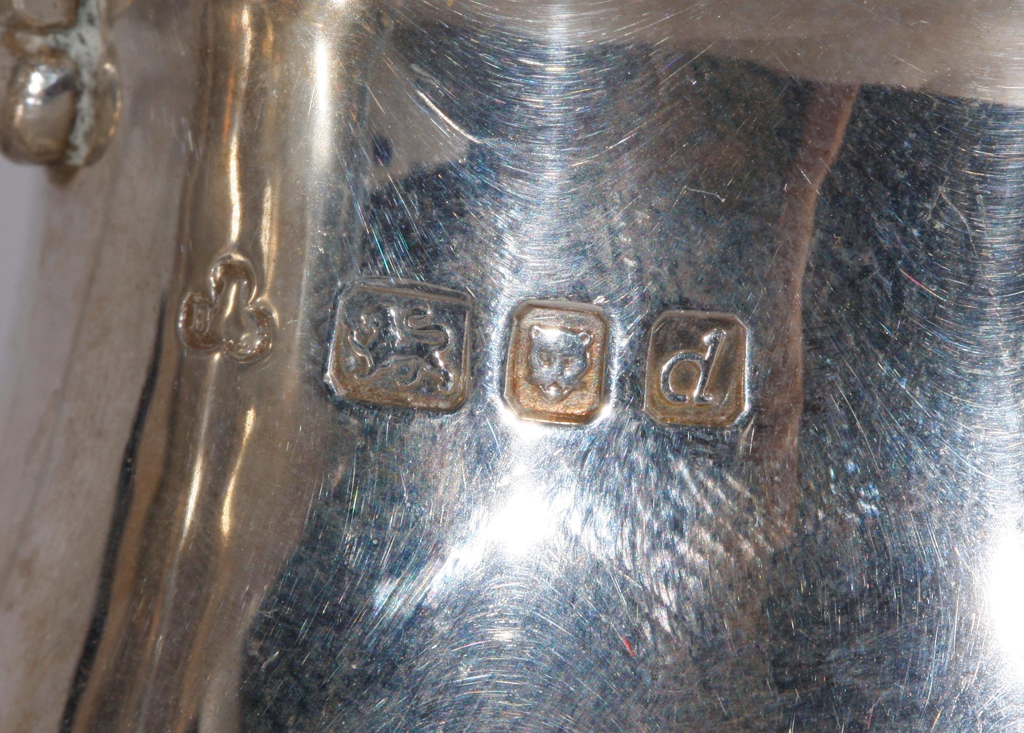 GRÄDDKANNA SAMT SOCKERSKÅL, silver, England, bla Chester 1901.