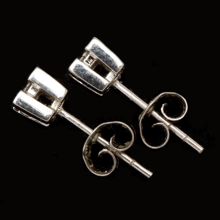 ÖRHÄNGEN, 18 k vitguld med princesslipade diamanter. Vikt ca 2 g.