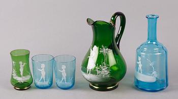 KARAFFER 2 st, samt GLAS 3 st, glas, sk Mary Gregory, 1900-tal.