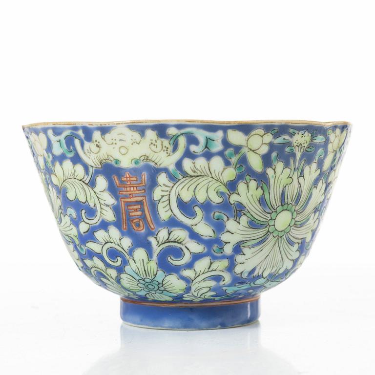 Skålar, tre stycken, samt litet blåvitt ytterfoder och lackask, porslin, Qingdynastin, 1800-tal.