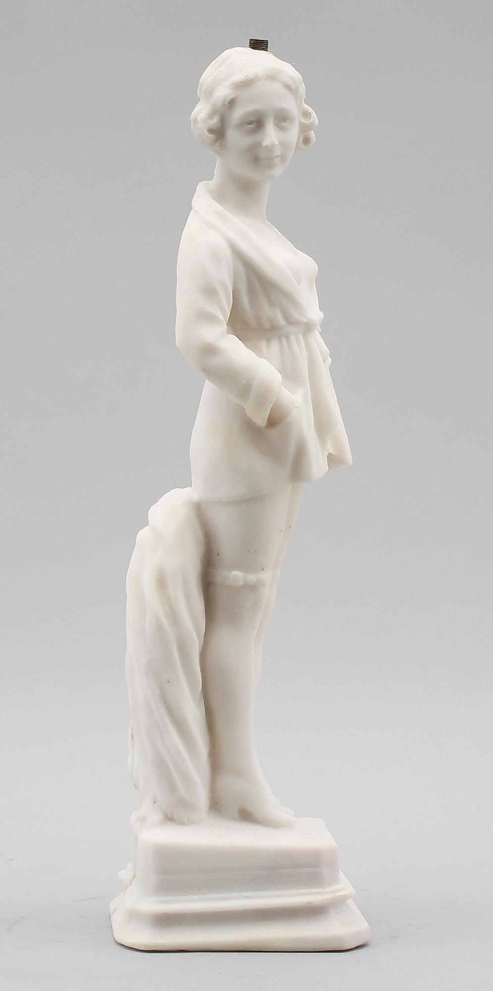 SKULPTUR/BORDSLAMPFOT, sandsten, 1900-talets första hälft.