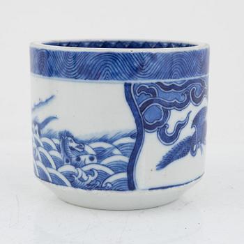 A blue and white Chinese porcelain pot, Qing dynasty, Daoguang (1821-1850).