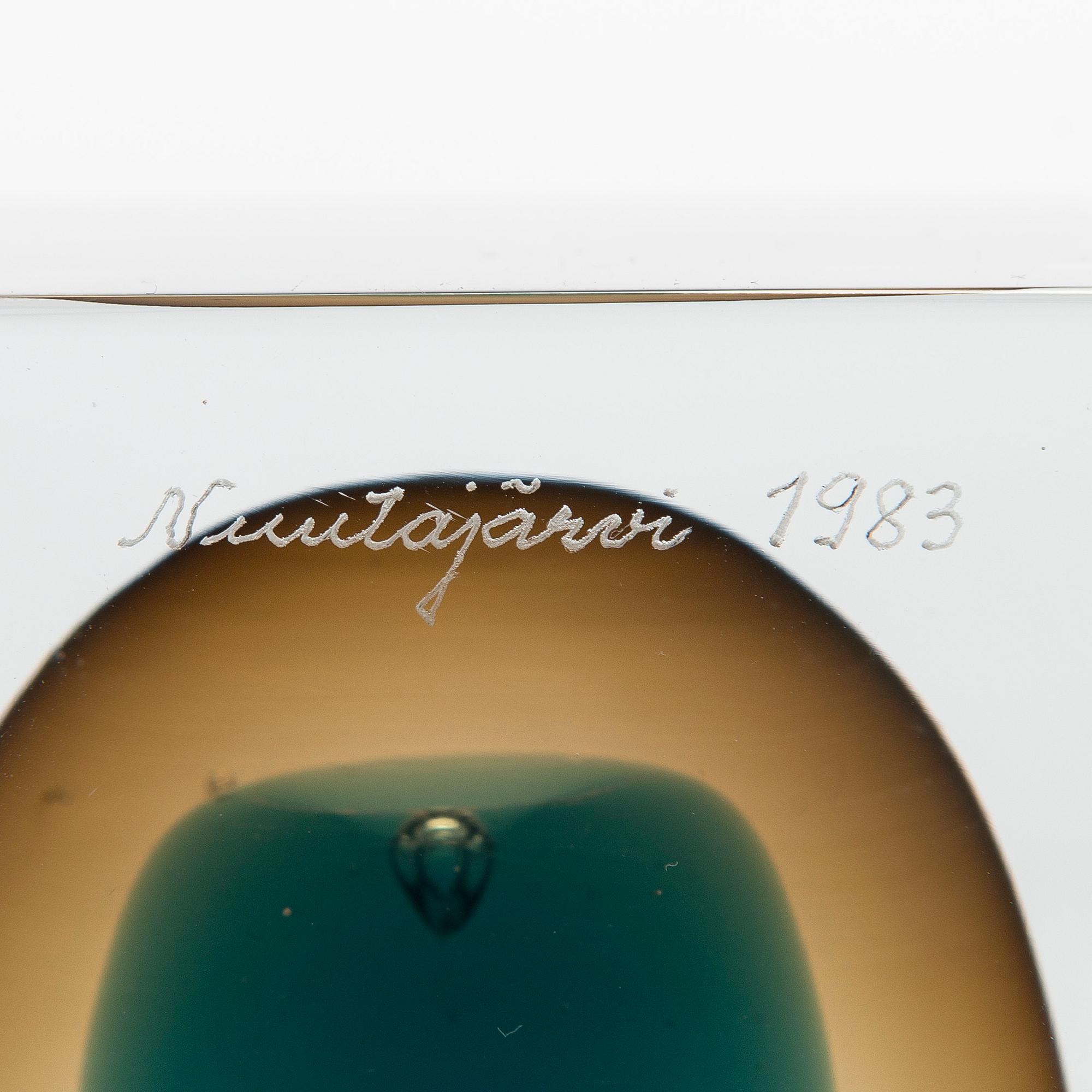 Oiva Toikka, vuosikuutio, signeerattu Oiva Toikka, Nuutajärvi 1983, numeroitu 97/2000.