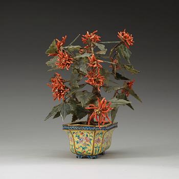 An enemal on copper jardinière with coral and hardstone flowers, late Qing dynasty (1644-1912).