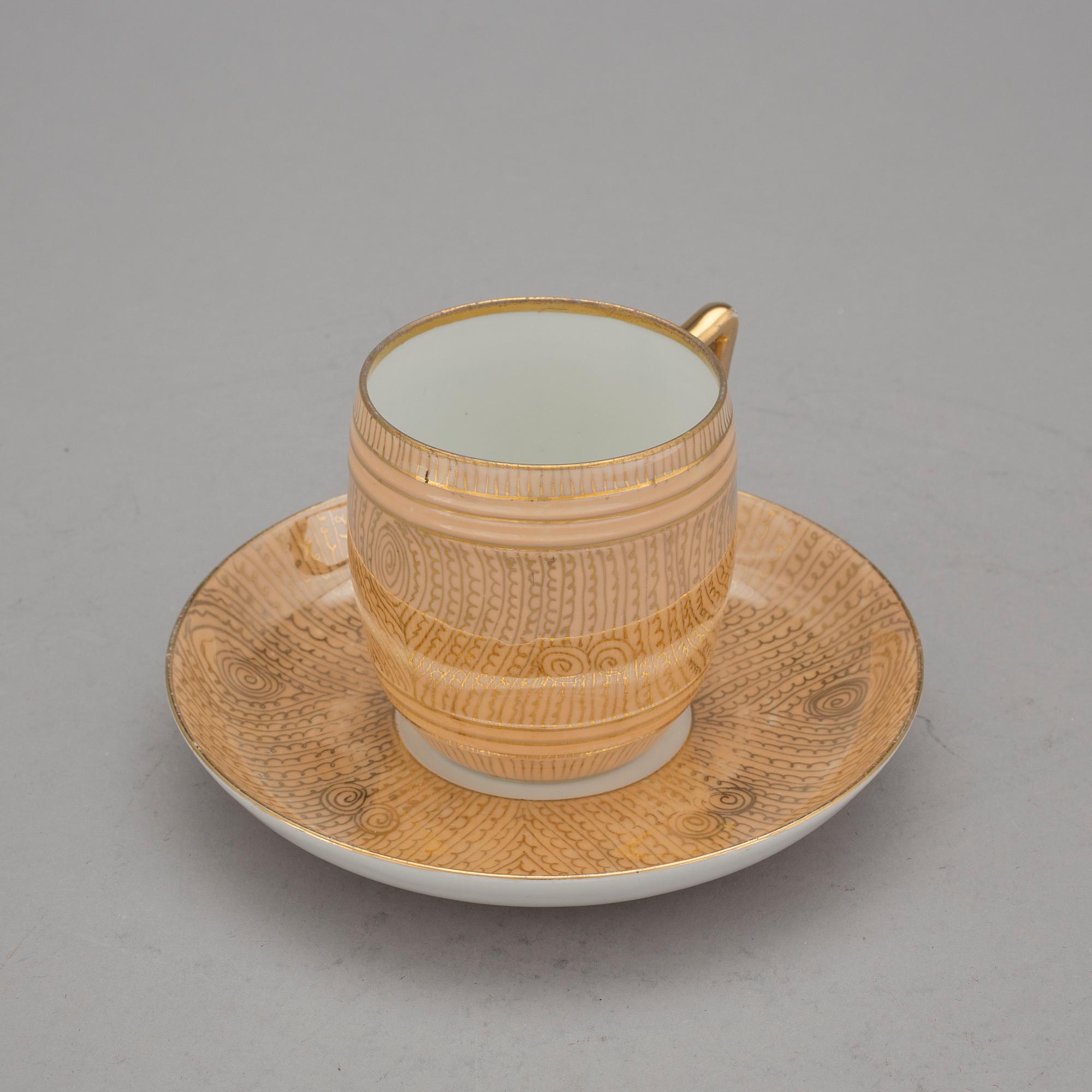 BONBONJÄR och KAFFEKOPP MED FAT, porslin, Kusnetsov, Ryssland, 1800-talets slut.