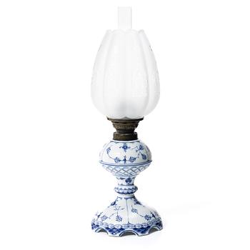 Royal Copenhagen, fotogenlampa, "Musselmalet", Danmark, 1870-90.