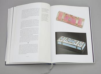 BOK, "Fabergé ja hänen suomalaiset mestarinsa" Ulla Tillander-Godenhielm, Tammi, Helsingfors 2008. Numrerad 1800/1619.