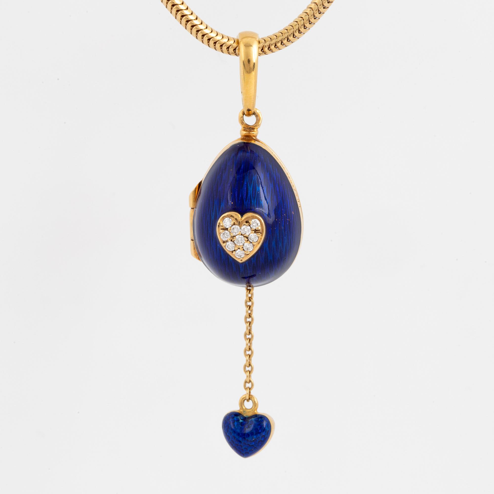 FABERGÉ-ÄGG, 18K guld med blå emalj och runda briljantslipade diamanter, med kedja, med etui.
