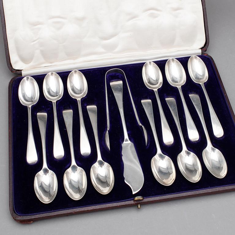 TESKEDAR SAMT SOCKERTÅNG OCH KNIV I SCHATULL, silver, London 1902-03. Tot ca 393 gram.