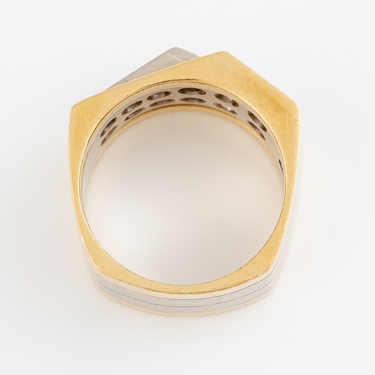 Ring in 18K gold and white gold set with old-cut diamonds.