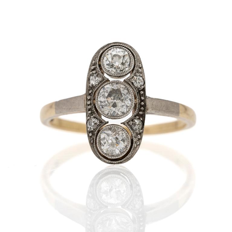 Ring Art Déco av 14K guld och platina med diamanter.