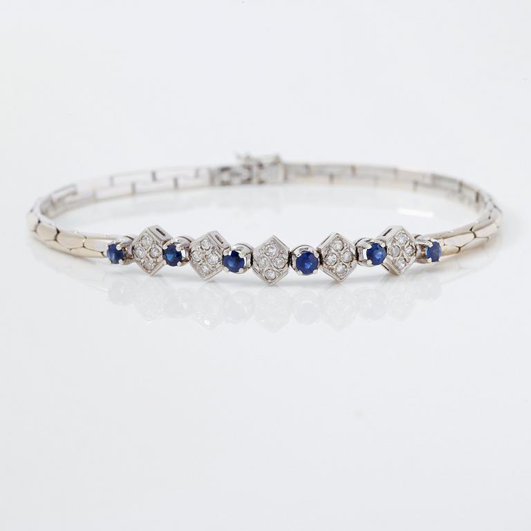 ARMBAND, 18K vitguld, diamanter och safirer.