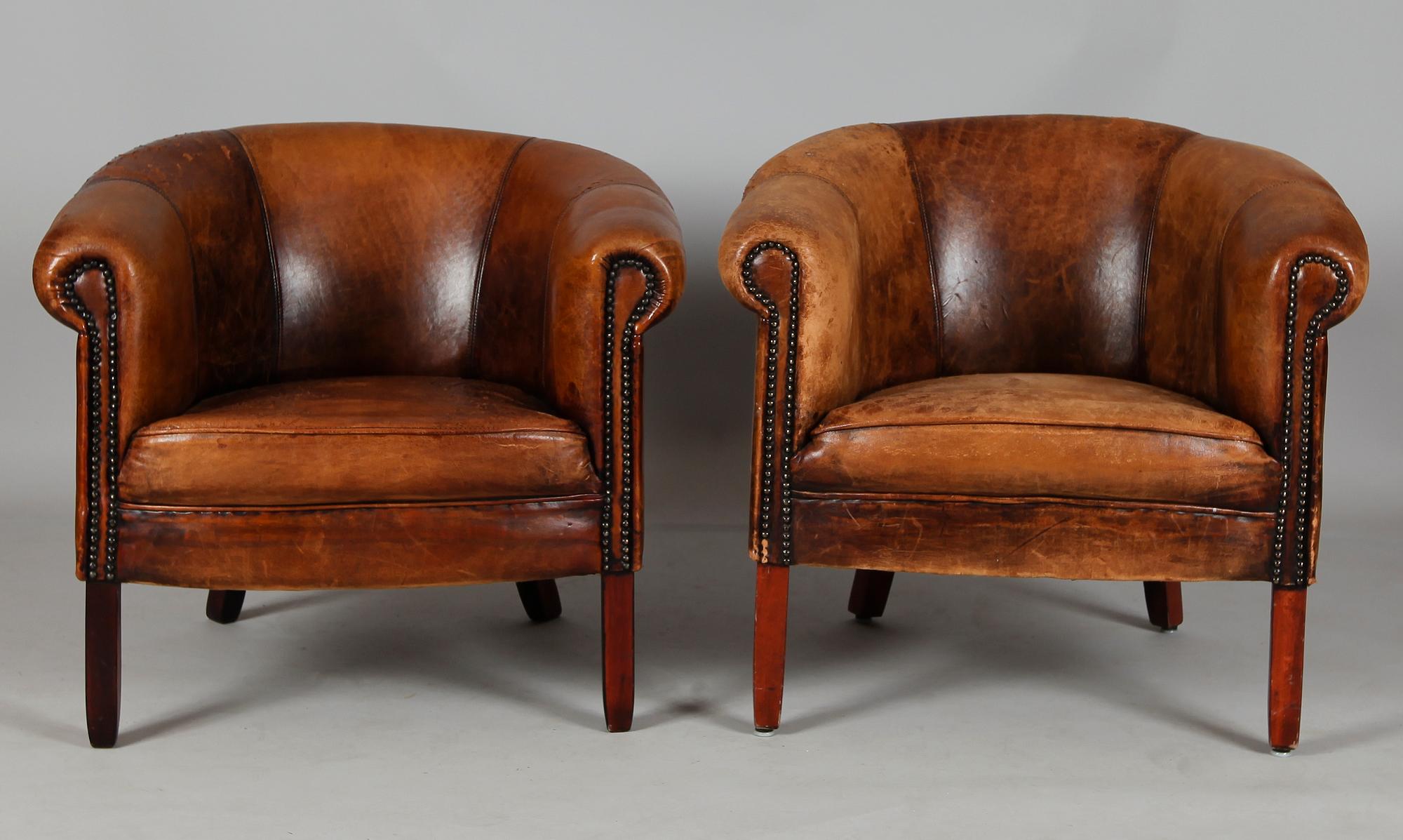 CLUBFÅTÖLJER, 1 par, 1900-talets första hälft.