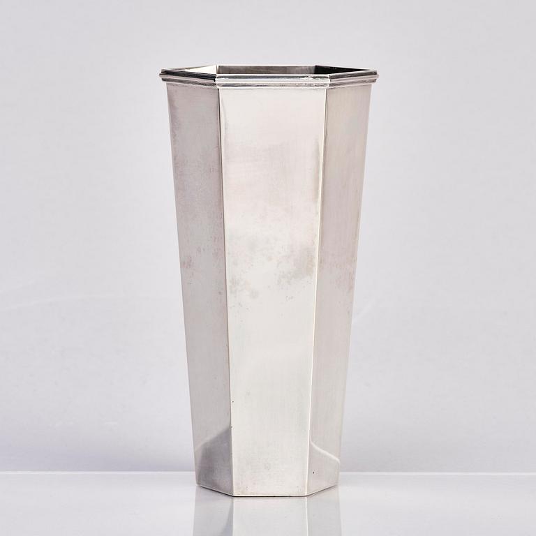 Wiwen Nilsson, a sterling silver vase, Lund 1943.