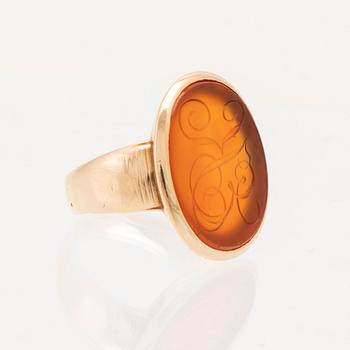 Ring in 18K gold with carnelian seal.