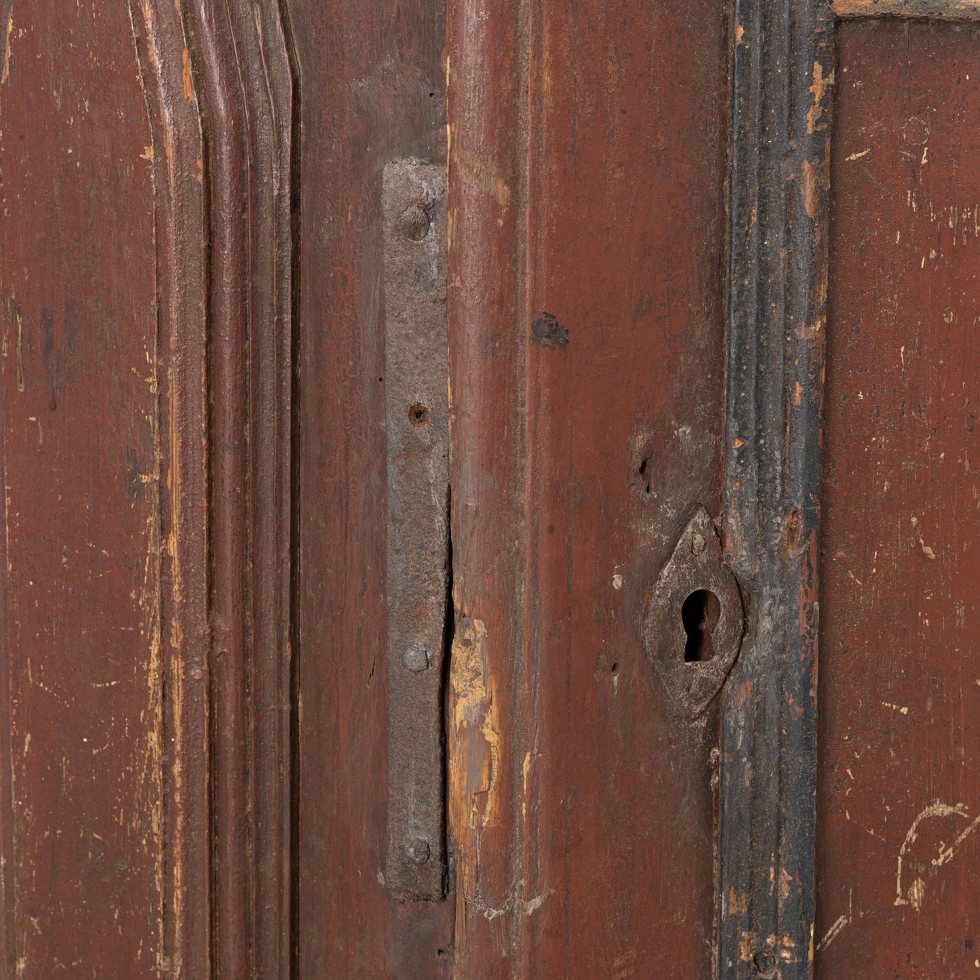 A Swedish late Baroque corner cupboard, first part 18th century.