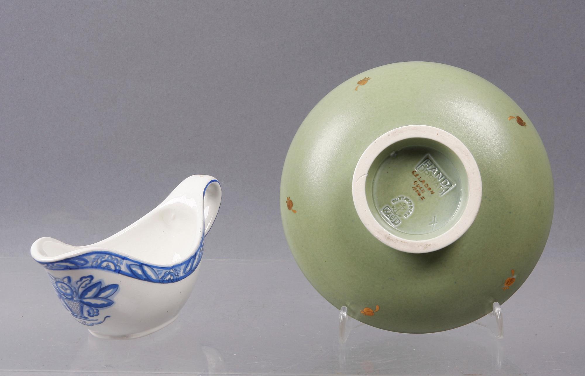 SKÅL samt SÅSNIPA, stengods resp flintgods, "Celadon" resp "Vas", Wilhelm Kåge, Gustavsberg.