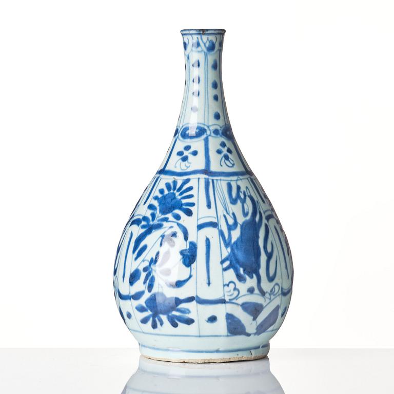 A blue and white flask, Ming dynasty, Wanli (1572-1620).