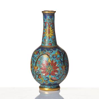 Vas, cloisonné. Qingdynastin, med Qianlongs märke och period (1736-95).