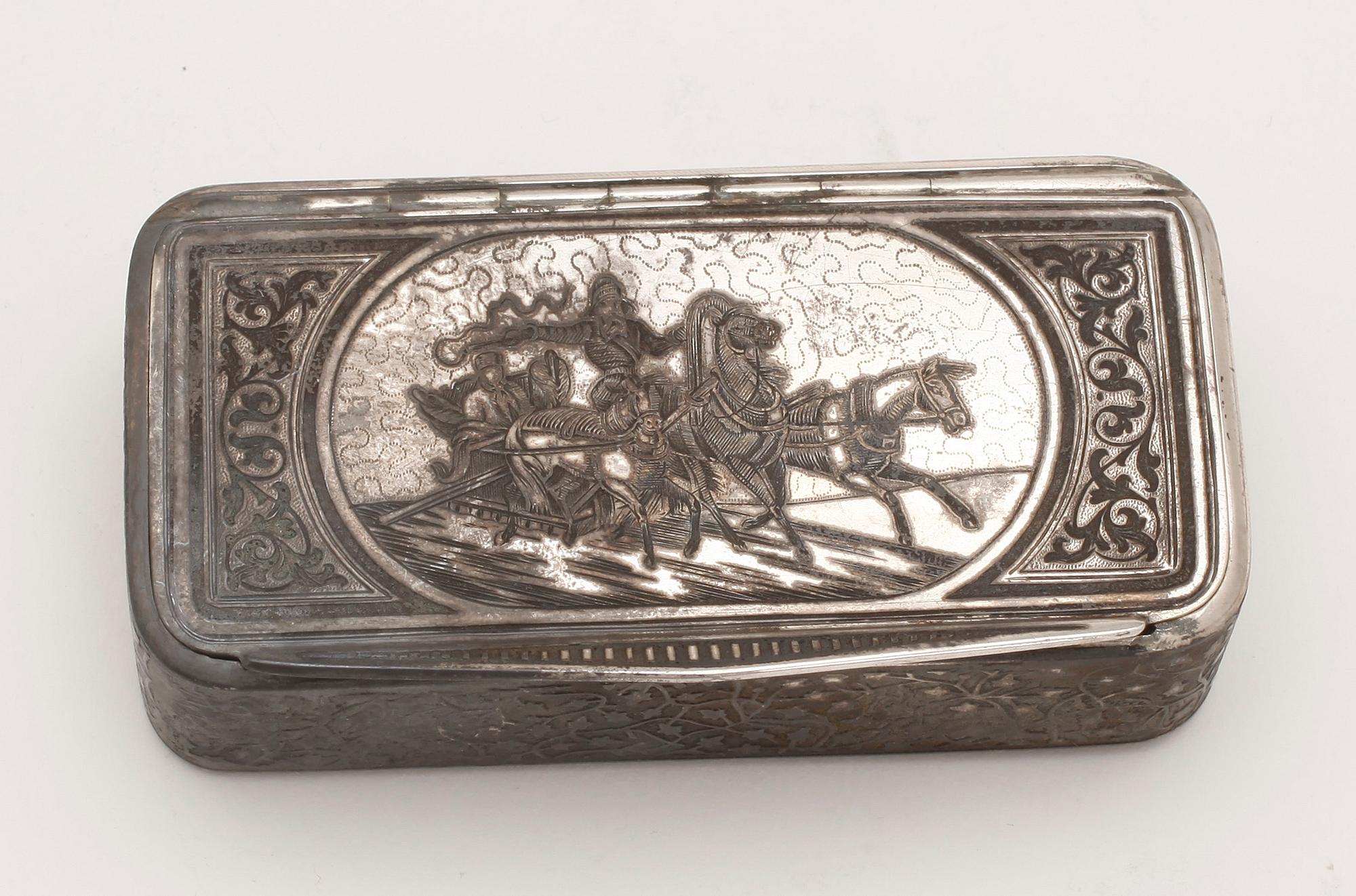BÄGARE SAMT DOSA. Silver. Ryssland. Tot ca 136 g.
