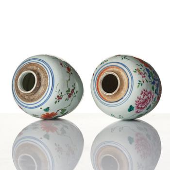 Tedosa två stycken, porslin. Qingdynastin, 1700-tal.