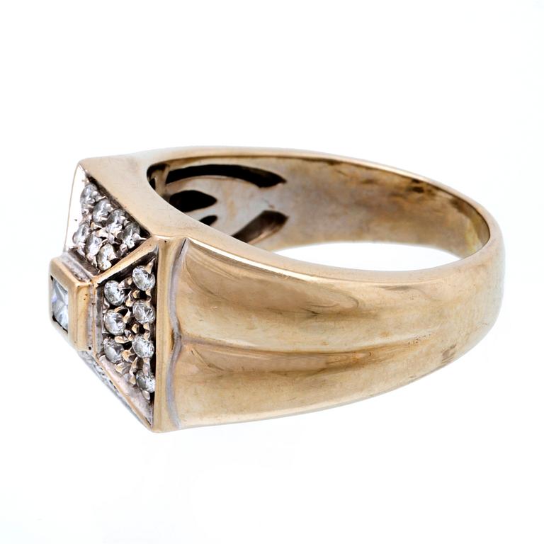 Ring 18K vitguld med 1 princesslipad diamant och briljanter ca 0,40 ct totalt, bredaste del ca 10 mm.