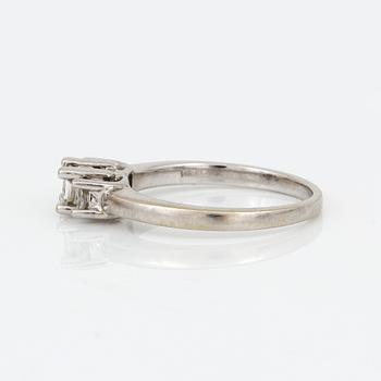 RING, platina med prinsesslipade diamanter, tot ca 0,47 ct. Total vikt ca 3,82 g.