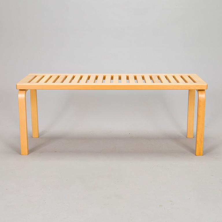 Alvar Aalto, bänk, modell 153A, Artek 2000-tal.