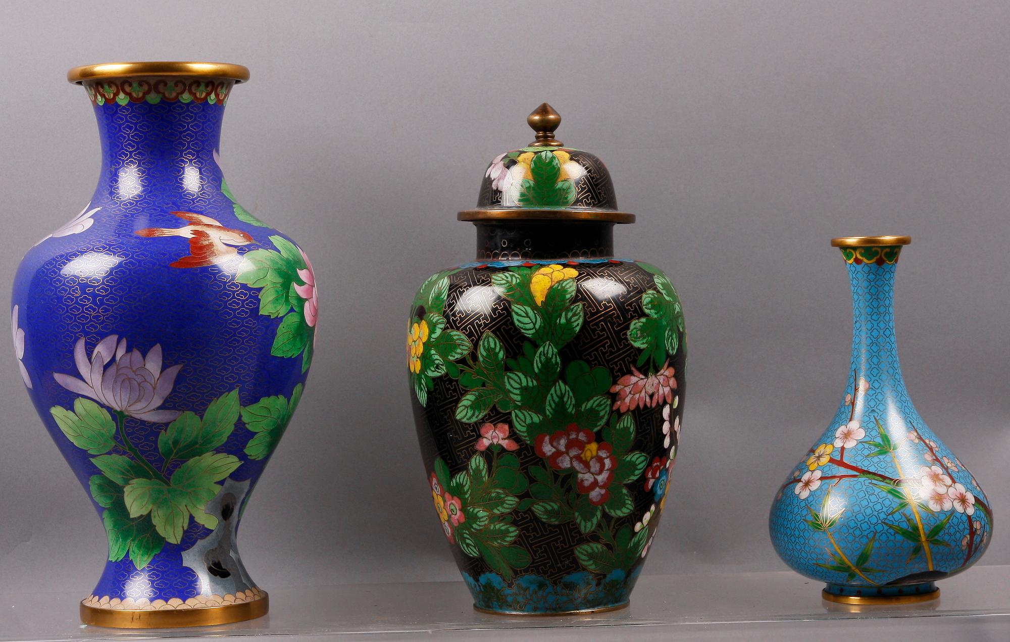 LOCKURNA samt VASER, 2 st, cloisonné, Kina, 1900-tal.