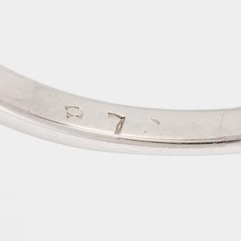 Ring 18K vitguld med en fasettslipad rubin.