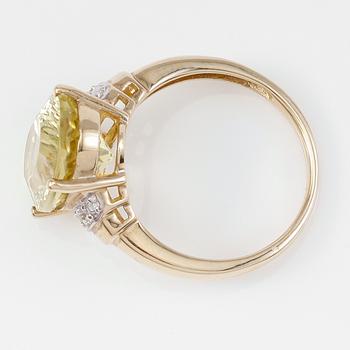 RING, 10K guld, mindre diamanter och kvarts.