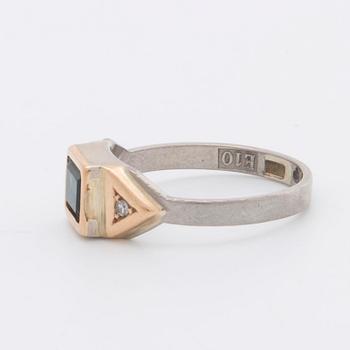 2 RINGAR 18 K vitguld, 1 turmalin ca 5 x 6 mm samt 2 diamanter 8/8, 1 slät ring.