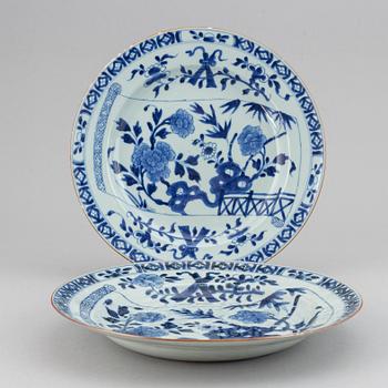 A pair of blue and white dishes, Qing dynasty, Kangxi (1662-1722).