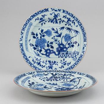 A pair of blue and white dishes, Qing dynasty, Kangxi (1662-1722).