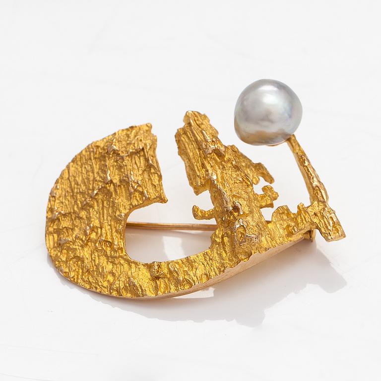 Björn Weckström, "Sun ship", a 14K gold brooch with a cultured pearl. Lapponia 1967.