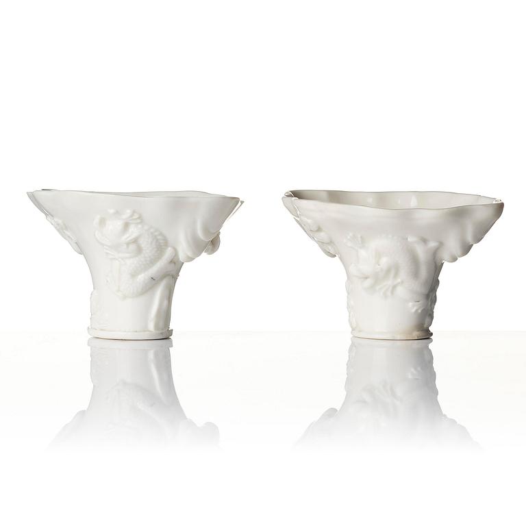 Vinofferbägare, två stycken, porslin. Qingdynastin, 1700-tal.