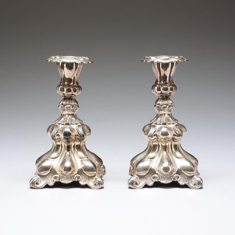LJUSSTAKAR, silver, ett par, barockstil. Silverhalt 830. Importstämplar. 1900-tal.
